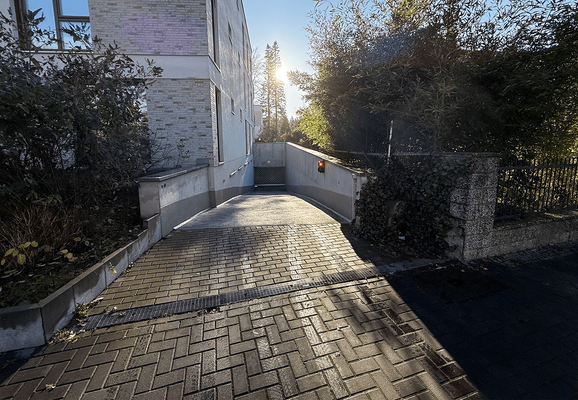 Tiefgaragen-Einfahrt