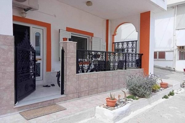 Kreta, Sitia: Moderne 3-Zimmer-Wohnung mit Balkon und Meerblick zu verkaufen