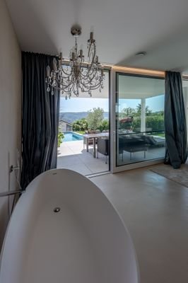 Bad EG mit Pool-Garten- und Seeblick.jpg