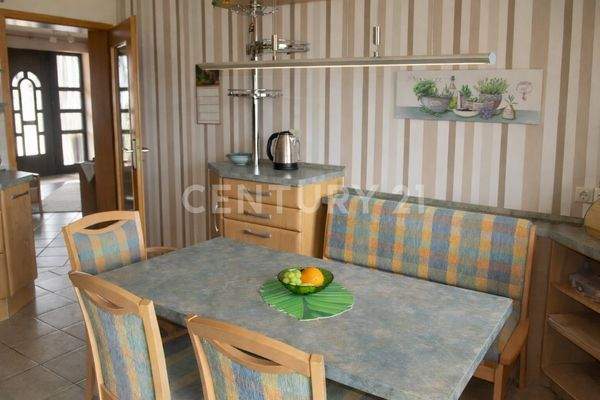 Küche mit Blick in den Flur