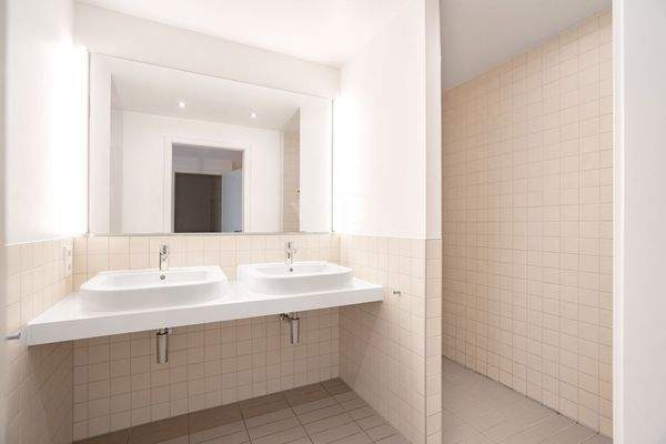 Duschbad mit Doppelwaschtisch und ebenerdiger Dusche