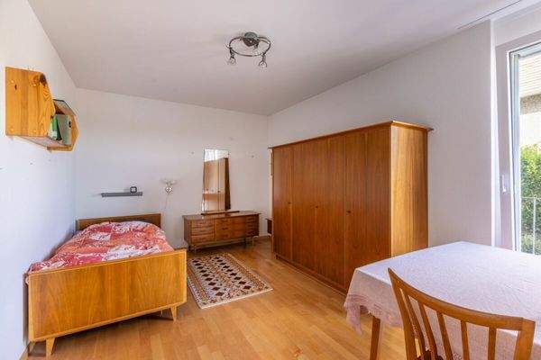 Geräumiges Zimmer mit bodentiefem Fenster