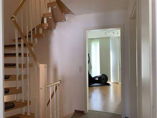 Flur und Treppe zum DG