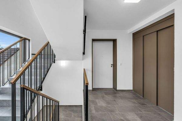 Treppenhaus mit Aufzug