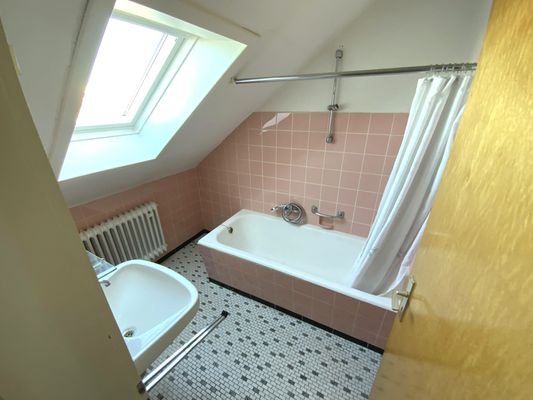 Badezimmer im Dachgeschoss