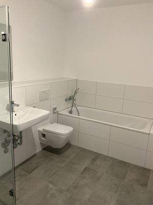 Bad mit Wanne und Dusche