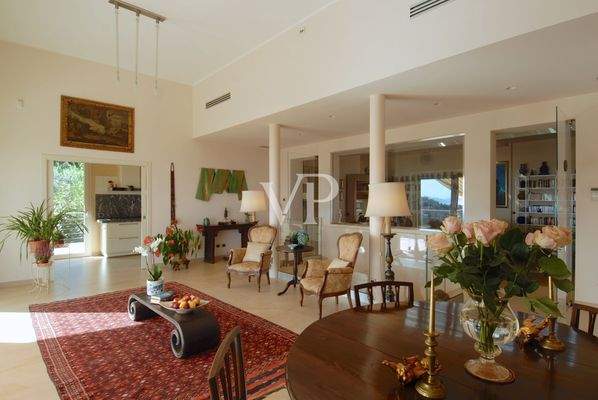 Salone con ingresso cucina