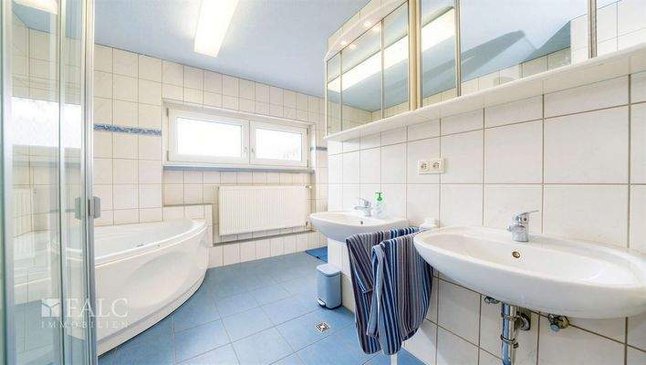 Großzügiges Tageslicht-Bad 