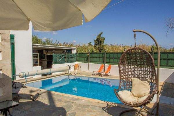 Kreta, Maleme: Traditionelles kretisches Haus zu verkaufen, nur wenige Schritte vom Strand entfernt