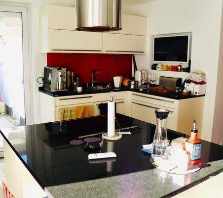 Teilansicht der schicken EBK mit Kochinselpg