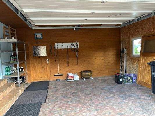 Carport neben dem Haus