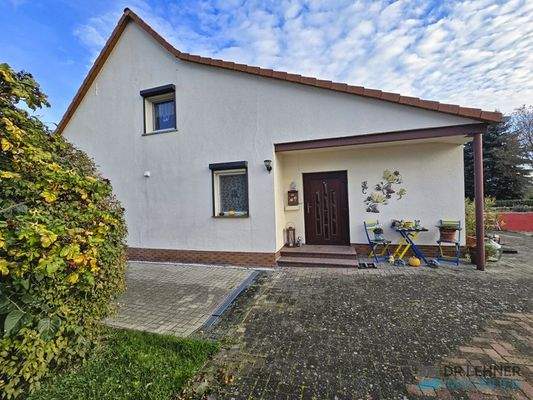 Hauseingang über einen angebauten Windfang