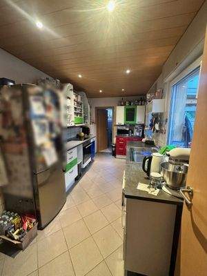 Küche mit Blick in den Garten