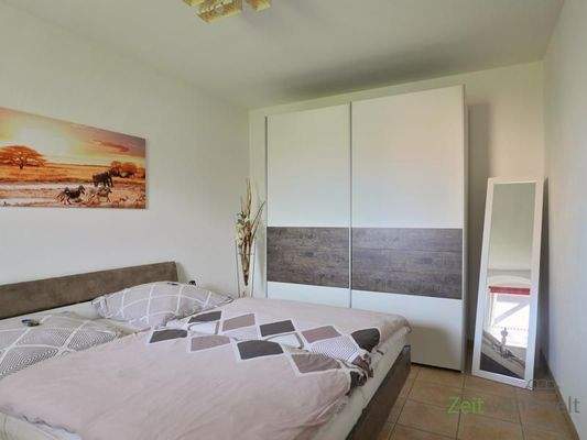 Kleiderschrank und Standspiegel