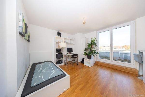 Lichtdurchfluteter Wohn-/ Schlafbereich