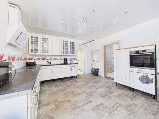 Küche mit moderner Einbauküche