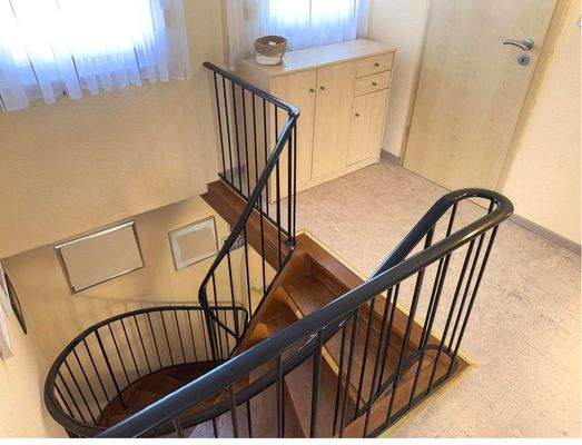 DG_Flur mit Treppe EG