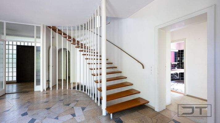 Eingangsdiele mit Treppenaufgang.jpg