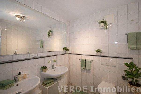 Bad mit Dusche und Wanne