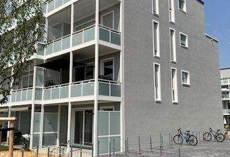 Seitenansicht eines Gebäudes der Wohnanlage