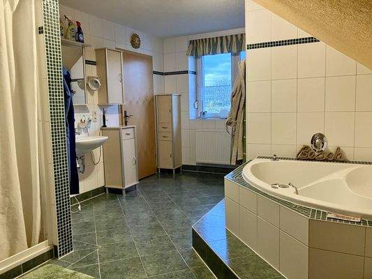 11. Bad mit Wanne und Dusche