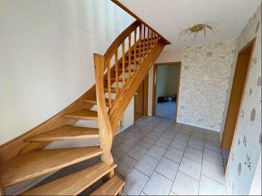 Flur EG mit Treppe OG