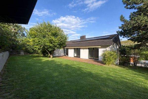 Uneinsehbarer Garten mit Blick zur Terrasse