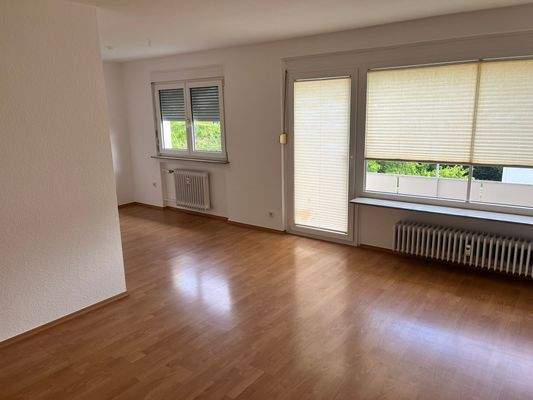 Helles Wohnzimmer mit Balkon