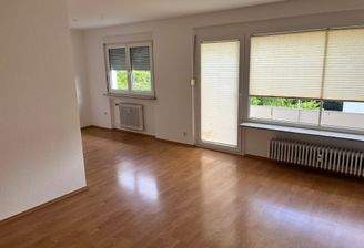Helles Wohnzimmer mit Balkon