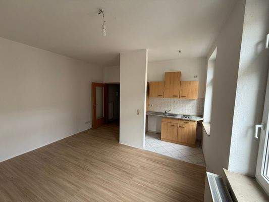 Wohnzimmer mit offener Küche