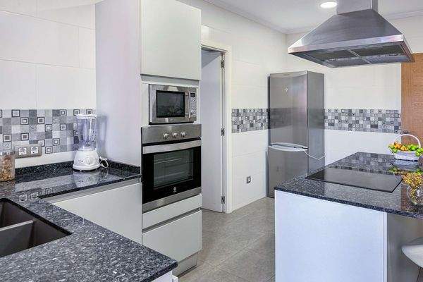 grosszügige Küche mit angrenzendem HW-Raum