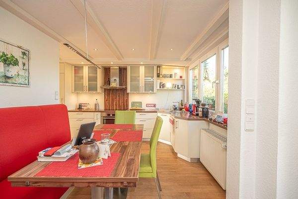 Große Fenster sorgen für optimales Licht in der Wohnküche