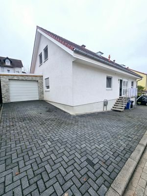 seitlich vor dem Haus.jpg