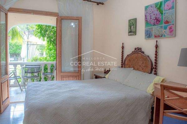 Schlafzimmer mit kleinem Balkon