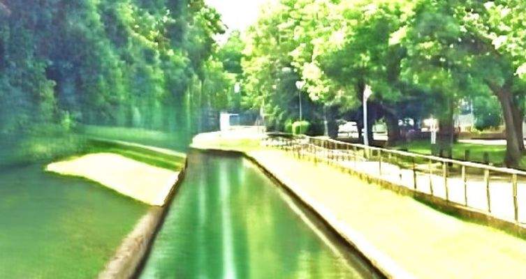 Am Haus Rasenflächen + ein Fluss