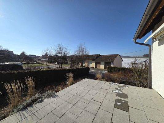 Weitläufiger Ausblick von der Terrasse