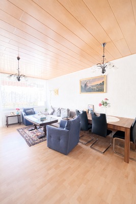 Wohn- und Essbereich mit Balkon