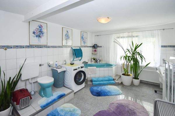 Großes Badezimmer im Erdgeschoss