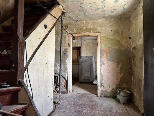 weiteres Zimmer (Abriss Treppe - sanierungsbedürftig)
