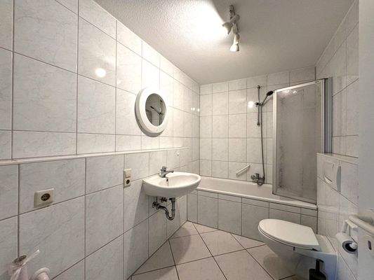 Badezimmer mit Badewanne und Waschmaschinenanschluss