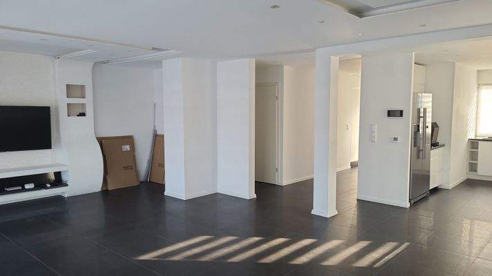 großer Wohnbereich mit offener Küche 