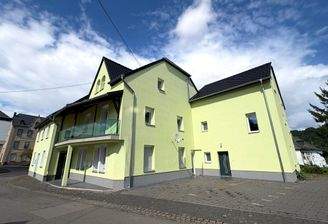Seitenansicht mit Parkplätzen