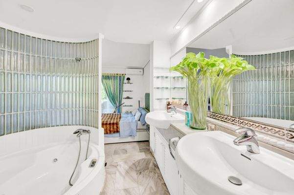 Master bathroom en suite