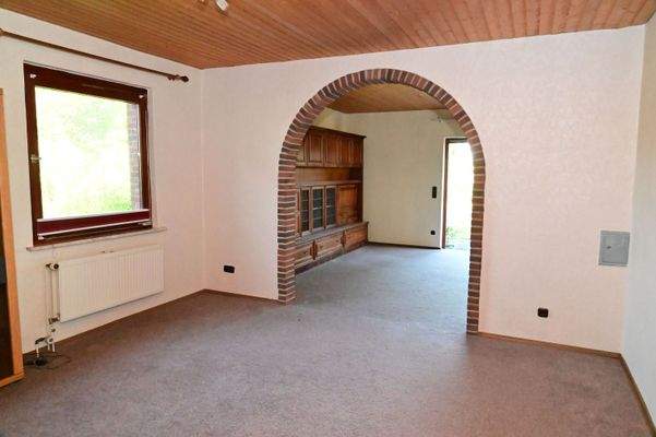 Esszimmer mit Durchgang ins Wohnzimmer