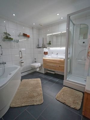 Badezimmer mit Eckwanne u. Komfortdusche