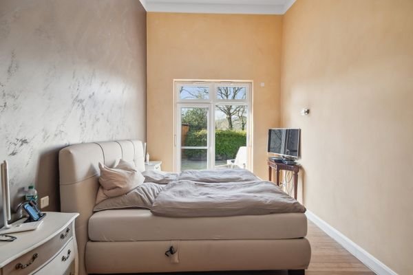 Schlafzimmer mit Zugang zur Terrasse