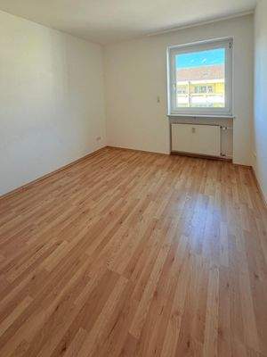 KiZi_Blick zu Fenster leer