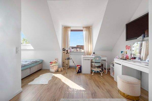 LICHTDURCHFLUTETES KINDERZIMMER 1