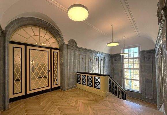 imposanter Treppenaufgang straßenseitig