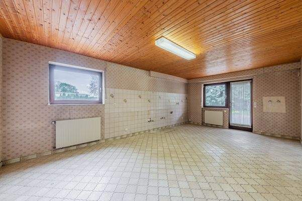 UG: (Wirtschafts-)Küche mit Ausgang